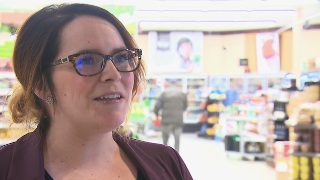 Stéphanie Cronier, directrice du IGA de Gaspé accorde une entrevue à Radio-Canada. Stéphanie Cronier, directrice du IGA de Gaspé accorde une entrevue à Radio-Canada.