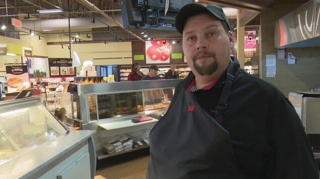 Jimmy Denis est employé du IGA de Gaspé. Jimmy Denis est employé du IGA de Gaspé.