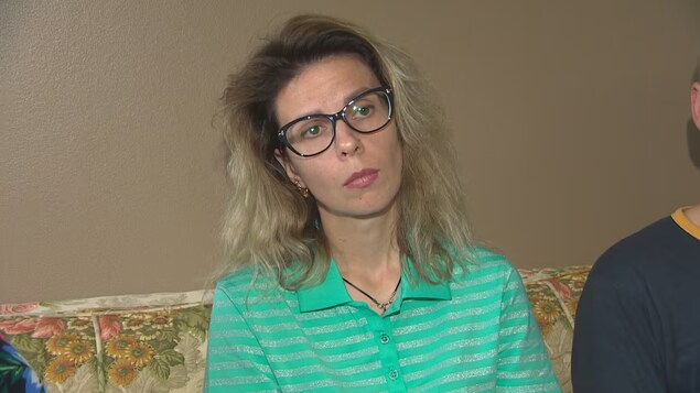 Une femme portant des lunettes.