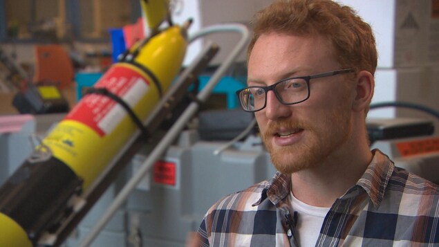 Hansen Johnson doctorant de l'Université Dalhousie travaille sur les planeurs pour mieux connaître le déplacement des baleines noires dans le golfe du Saint-Laurent. Hansen Johnson doctorant de l'Université Dalhousie travaille sur les planeurs pour mieux connaître le déplacement des baleines noires dans le golfe du Saint-Laurent.