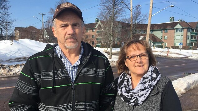 Yvon et Diane Harel à côté du passage à niveau où leur fils est mort renversé par un train. Yvon et Diane Harel à côté du passage à niveau où leur fils est mort renversé par un train.