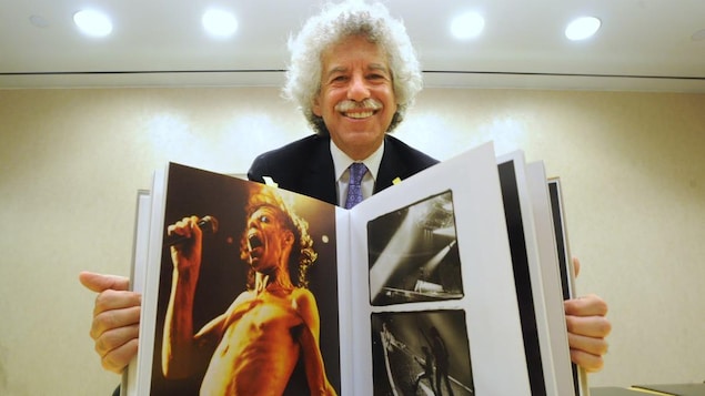 Harley Mintz pose avec un album des photos d'Annie Leibovitz. Harley Mintz pose avec un album des photos d'Annie Leibovitz.