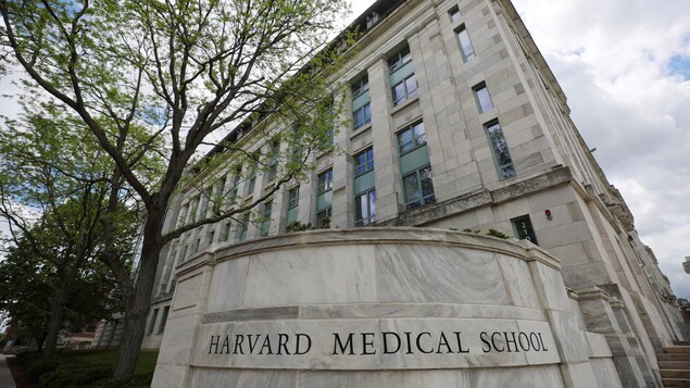 Le chef de la morgue de l’école de médecine de Harvard inculpé de trafic de restes humains