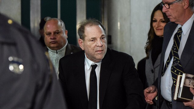 Weinstein, qui se déplace avec une marchette, est notamment accompagné de son avocate.