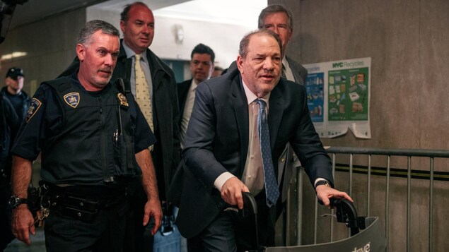 Harvey Weinstein se déplace avec l'aide d'une marchette.
