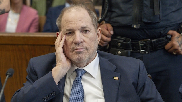 Harvey Weinstein est assis au tribunal de Manhattan.