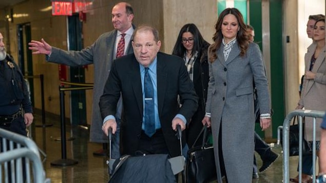 Harvey Weinstein avance à l'aide d'une marchette.