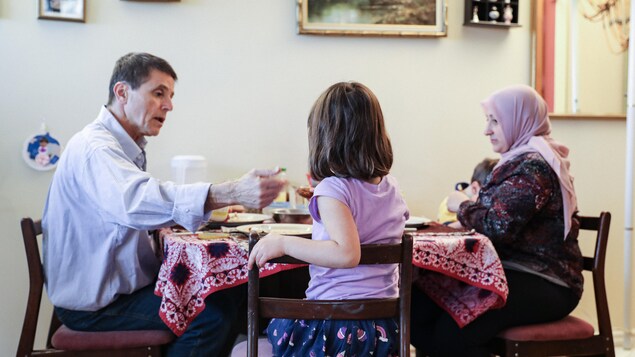 Hassan Diab, sa femme et deux enfants sont assis à table. Hassan Diab, sa femme et deux enfants sont assis à table.