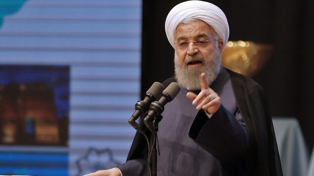 Hassan Rouhani parle dans un micro.