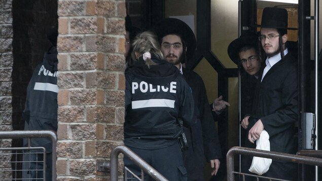 Des policiers rencontrent des membres de la congrégation de Tetev Lac Satmer.