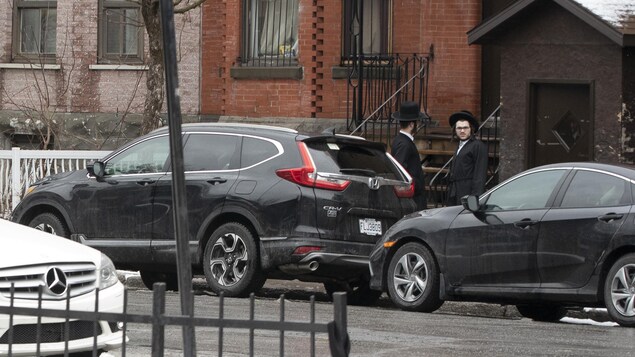 Des hassidim devant une synagogue d’Outremont.