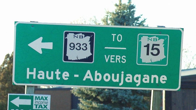 Une affiche verte indiquant la direction de Haute-Aboujagane, de la route 933 et de la route 15.
