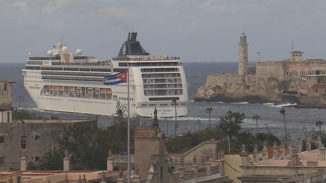 Un bateau de croisière arrive dans le port de La Havane.