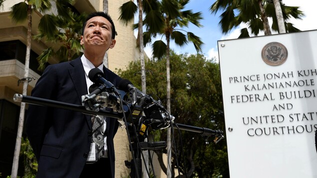 Le procureur général d'Hawaï, Douglas Chin, répond aux questions des médias le 15 mars 2017 à Honolulu. Le procureur général d'Hawaï, Douglas Chin, répond aux questions des médias le 15 mars 2017 à Honolulu.