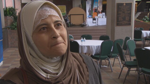 Une femme portant un voile dans en entrevue dans l'agora de la Maison du citoyen de Gatineau. Une femme portant un voile dans en entrevue dans l'agora de la Maison du citoyen de Gatineau.