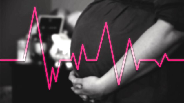 Montage photo d'un gros plan du ventre d'une femme enceinte avec une illustration superposée des fréquence d'un électrocardiogramme.
