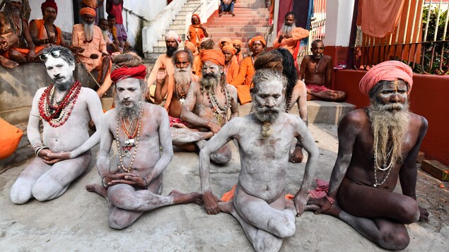 Des sādhu indiens font du yoga dans un temple de la région d'Assam, en Inde. Des sādhu indiens font du yoga dans un temple de la région d'Assam, en Inde.