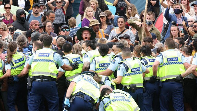 Nouvelle-Zélande : heurts entre police et manifestants antivaccin à Wellington