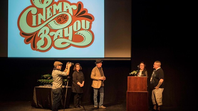 La cinéaste micmaque Heather Condo recevant son prix pour son film My Father's Tools La cinéaste micmaque Heather Condo recevant son prix pour son film My Father's Tools