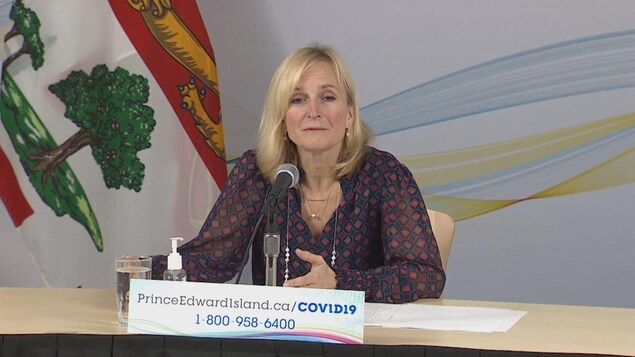 Heather Morrison donne une conférence de presse.