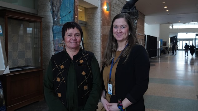  Deux femmes autochtones à l'Hôtel de ville d'Ottawa                      