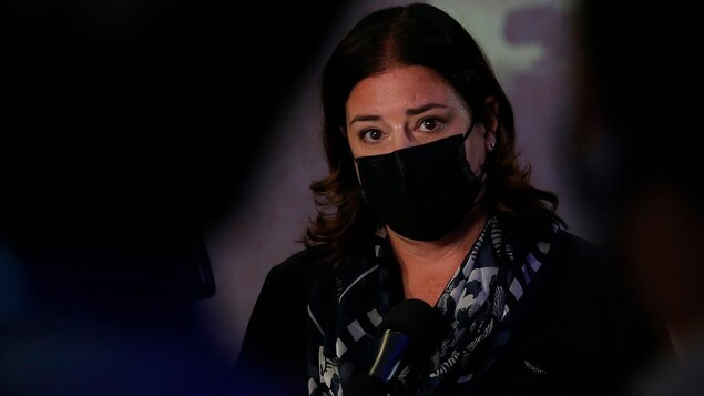 Heather Stefanson est pgotographiée avec son masque, pendant le congrès au leadership de son parti.