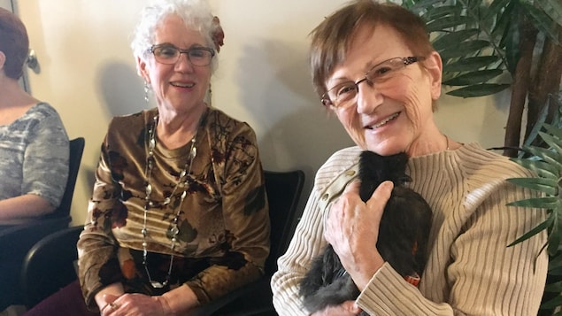 Hélène Baily, résidente de la Résidence Memphrémagog, retrouve toujours avec grand bonheur la poule noire d'Anne-Caroline Coutu. Hélène Baily, résidente de la Résidence Memphrémagog, retrouve toujours avec grand bonheur la poule noire d'Anne-Caroline Coutu.
