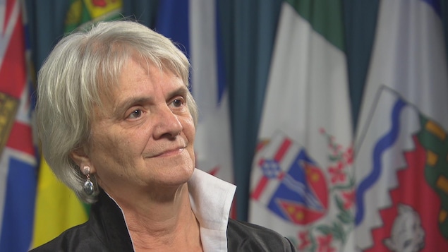 La députée néo-démocrate de Laurier-Sainte-Marie, Hélène Laverdière, répond à une question d'un journaliste. La députée néo-démocrate de Laurier-Sainte-Marie, Hélène Laverdière, répond à une question d'un journaliste.
