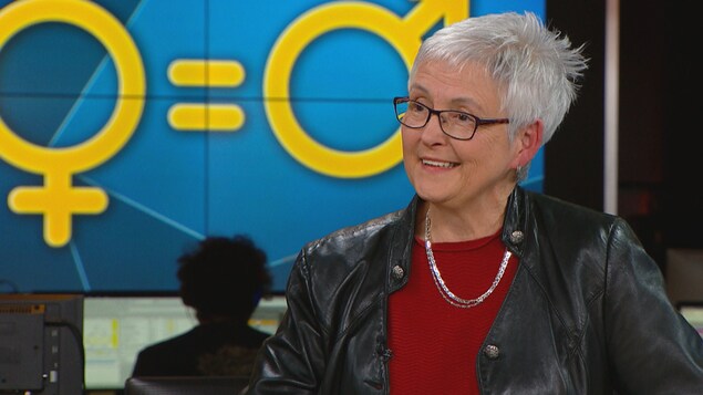 Hélène Lee-Gosselin, professeure titulaire, directrice de l'Institut Femmes, Sociétés, Égalité et Équité (IFSEE) de l'Université Laval, lors d'une entrevue dans les studios de Radio-Canada à Québec