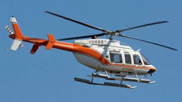 Un hélicoptère Bell 407 est en plein vol. Un hélicoptère Bell 407 est en plein vol.