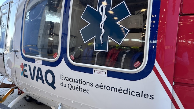 Un hélicoptère ambulance au sol.