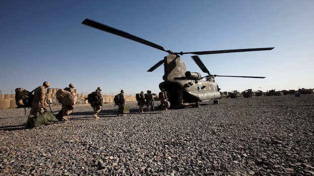 Soldados canadienses se preparan para abandonar la base de Zangabad, Afganistán, en un helicóptero del ejército canadiense, 18 de junio de 2011. 