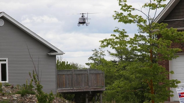 Un hélicoptère du ministère des Ressources naturelles de la Nouvelle-Écosse aperçu à Cole Harbour le 11 juin 2018. Un hélicoptère du ministère des Ressources naturelles de la Nouvelle-Écosse aperçu à Cole Harbour le 11 juin 2018.
