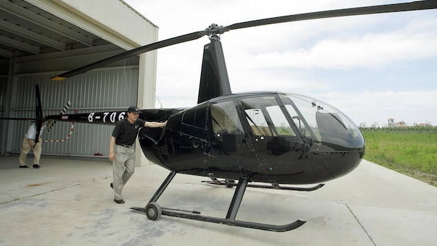 Un hélicoptère Robinson R44. Un hélicoptère Robinson R44.