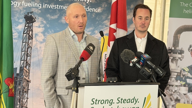 Chris Beaudry, ministre provincial de l’Énergie et des Ressources et Nicholas Snyder, chef de la direction de North American Helium lors de l'inauguration de l'usine de purification d'hélium à Stewart Valley. 