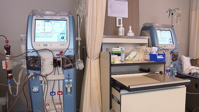 Deux stations d'hémodialyse à l'hôpital de Baie-Comeau.