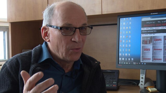 Le chercheur est assis à son bureau alors qu'il décrit la situation de l'itinérance cachée dans le Nord de l'Ontario. Le chercheur est assis à son bureau alors qu'il décrit la situation de l'itinérance cachée dans le Nord de l'Ontario.
