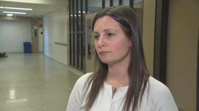 Une femme en entrevue à Radio-Canada dans un couloir. Une femme en entrevue à Radio-Canada dans un couloir.