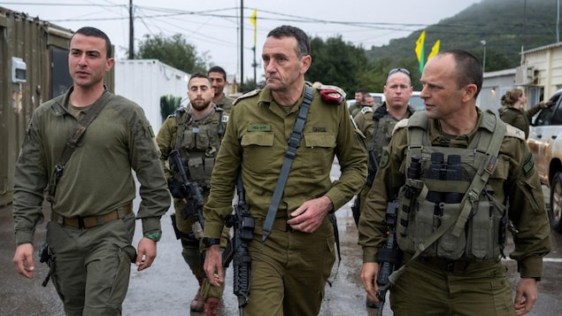 Herzi Halevi marche avec d'autres membres de l'armée.