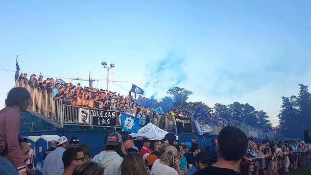 De la fumée bleue dans les tribunes du Wanderers Grounds le 10 juillet 2019 à Halifax.