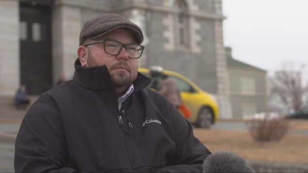 Une personne survivante d’abus sexuels réclame l’identification des prêtres agresseurs