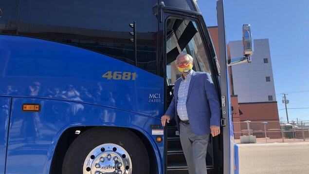 Blaine Higgs descend d'un autobus.
