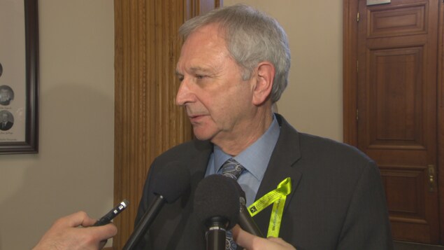 Blaine Higgs répond aux questions de journalistes. Blaine Higgs répond aux questions de journalistes.