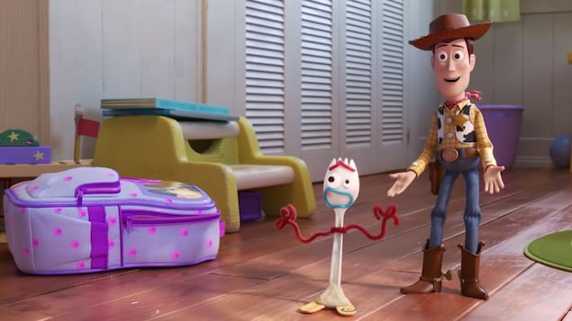 Le shérif Woody est sur le plancher d'une chambre d'enfants aux côtés de Fourchette, le nouveau jouet bricolé. 