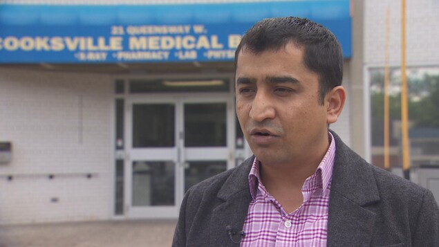 Photo d'Hitesh Bhardwaj devant une pharmacie. Photo d'Hitesh Bhardwaj devant une pharmacie.
