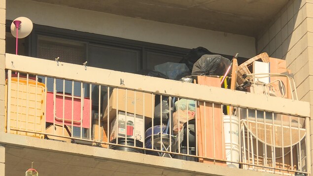Un balcon d'immeuble résidentiel Un balcon d'immeuble résidentiel