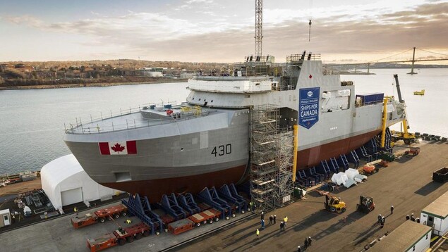 Un navire canadien en construction à Halifax. Un navire canadien en construction à Halifax.