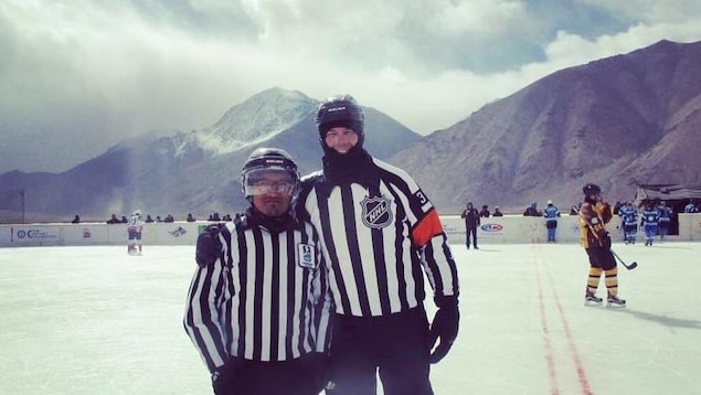 L'arbitre Mike Leggo prend la pause sur la patinoire en altitude avec son adjoint indien. L'arbitre Mike Leggo prend la pause sur la patinoire en altitude avec son adjoint indien.