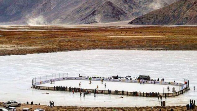 La patinoire est entourée de majestueuses montagnes. La patinoire est entourée de majestueuses montagnes.