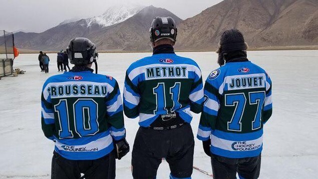 Un trio de Canadiens français membres de l'équipe The Hockey Foundation avec les inscriptions Rousseau, Méthot et Jouvet à l'arrière de leurs chandails. Un trio de Canadiens français membres de l'équipe The Hockey Foundation avec les inscriptions Rousseau, Méthot et Jouvet à l'arrière de leurs chandails.